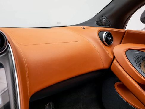 Used 2018 McLaren 570S Spider image 32