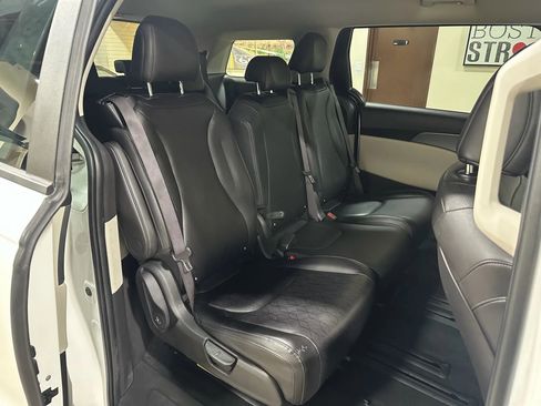 Used 2023 Kia Carnival LX image 26