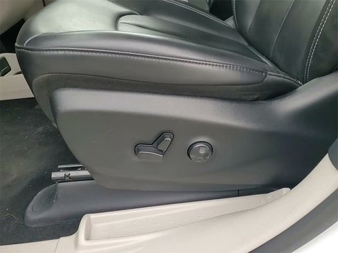 Used 2023 Chrysler Pacifica Touring-L image 23