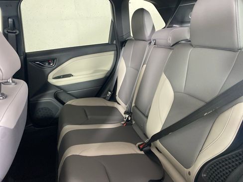 Certified 2025 Subaru Forester Limited image 18