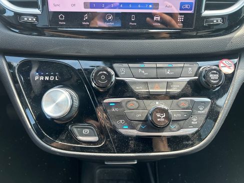 Used 2025 Chrysler Pacifica Select FWD image 26
