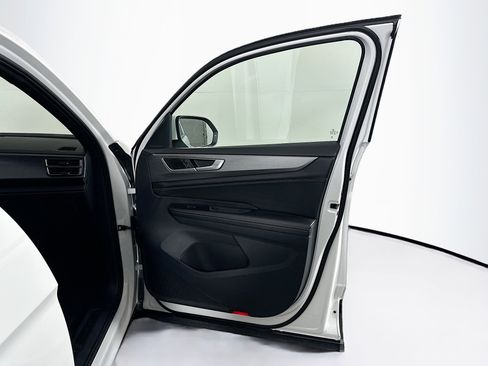 Used 2025 Volkswagen Atlas Cross Sport SE image 31