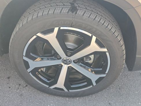 New 2026 Volkswagen Taos SEL image 9