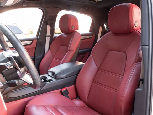 Certified 2023 Porsche Cayenne Platinum Edition image 5