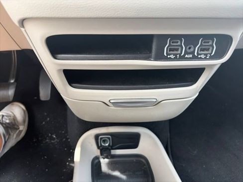 Used 2023 Chrysler Pacifica Touring-L FWD image 23