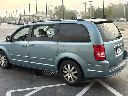 Used 2009 Chrysler Town & Country Touring FWD image 4