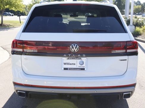 Used 2024 Volkswagen Atlas Peak Edition SE image 4