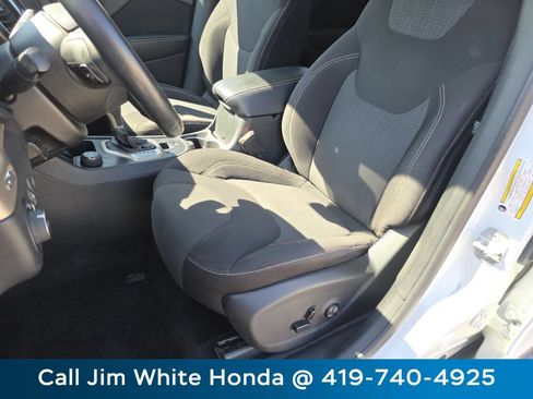 Used 2015 Jeep Cherokee Latitude w/ Comfort/Convenience Group AWD/4WD image 22