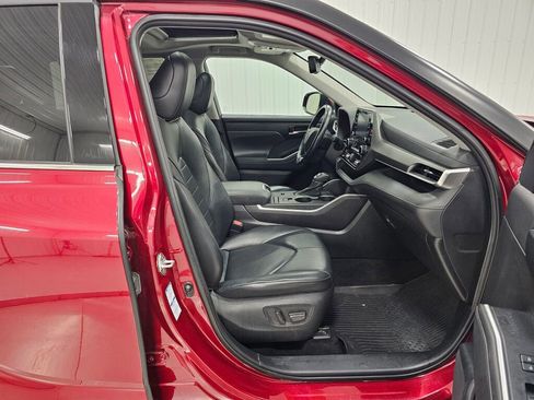 Used 2021 Toyota Highlander XLE image 24