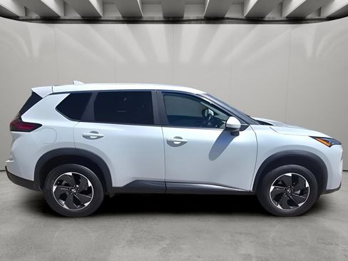Used 2025 Nissan Rogue SV AWD/4WD image 12