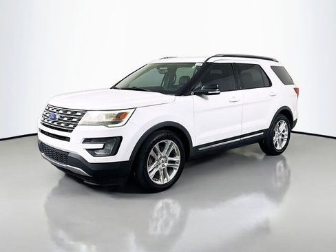 Used 2017 Ford Explorer XLT w/ Equipment Group 202A FWD image 7