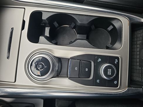 Used 2020 Ford Explorer Platinum w/ Premium Technology Package image 34