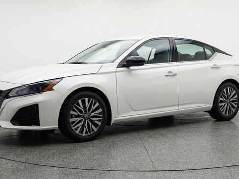Used 2025 Nissan Altima 2.5 SV image 3