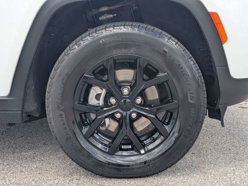 Used 2025 Jeep Grand Cherokee Altitude AWD/4WD image 11