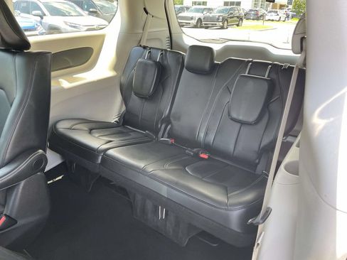 Used 2024 Chrysler Pacifica Limited FWD image 2