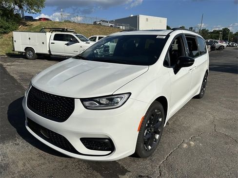New 2026 Chrysler Pacifica Limited w/ S Appearance Package image 2