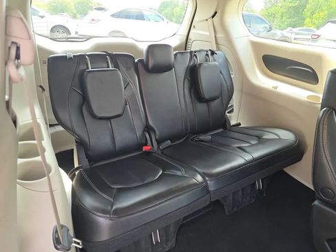 Used 2023 Chrysler Pacifica Touring-L FWD image 43