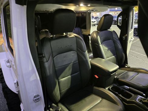 Used 2019 Jeep Wrangler Unlimited Sahara image 25