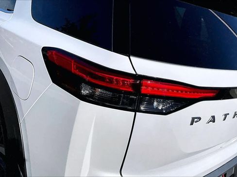 New 2025 Nissan Pathfinder Platinum image 14