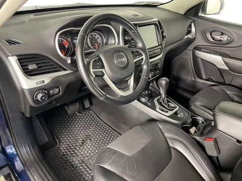 Used 2018 Jeep Cherokee Latitude Plus w/ Cold Weather Group AWD/4WD image 3