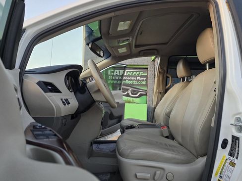 Used 2013 Toyota Sienna XLE image 15