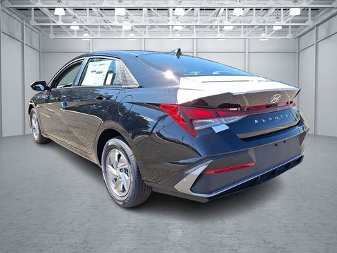 New 2026 Hyundai Elantra SE FWD image 2
