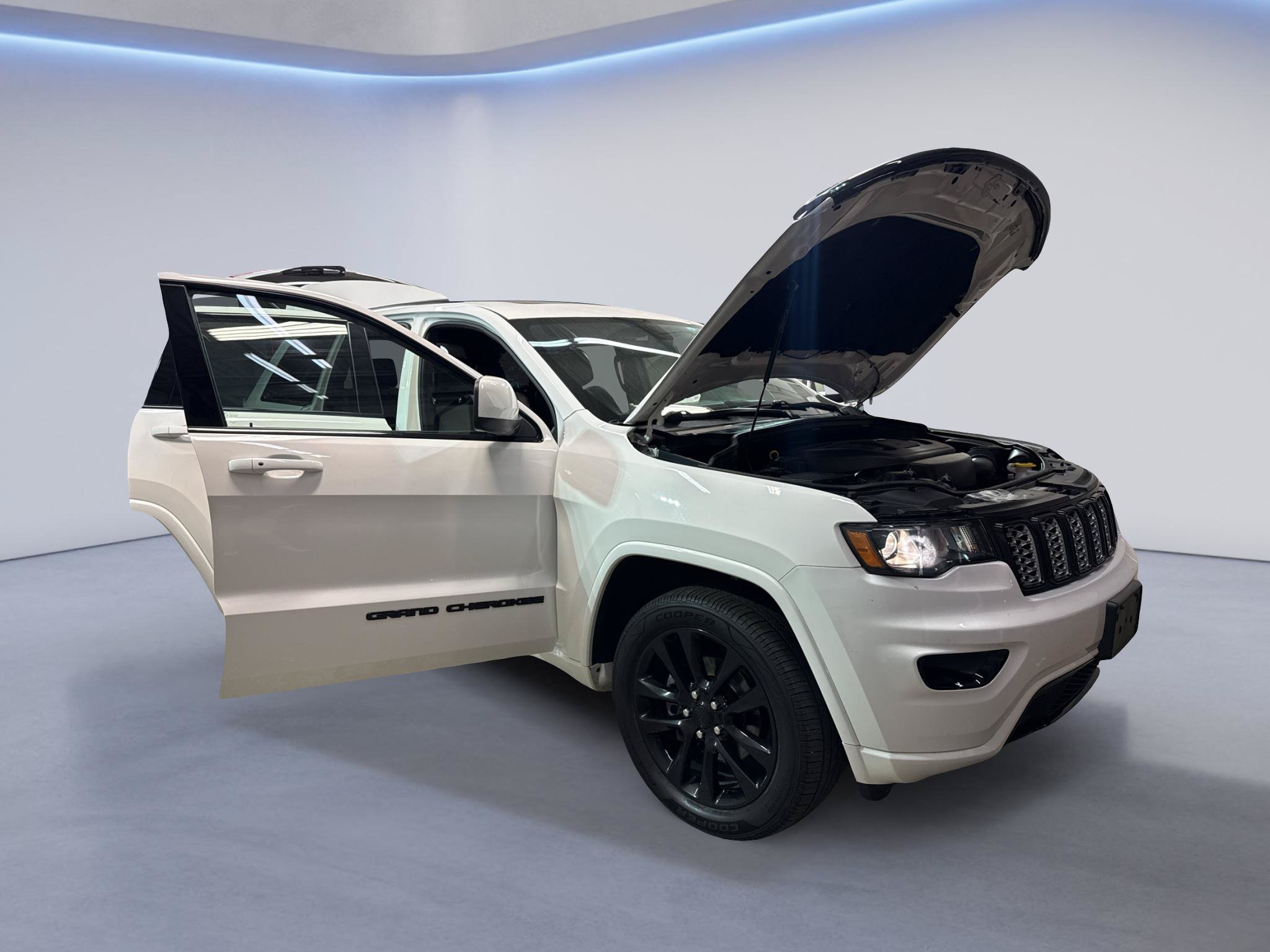 Used 2019 Jeep Grand Cherokee Altitude AWD/4WD image 9