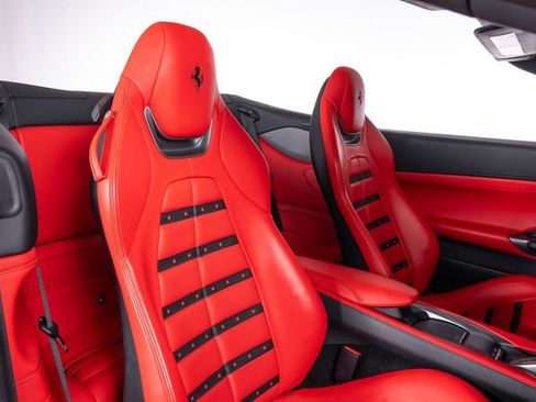 Used 2019 Ferrari Portofino RWD image 57