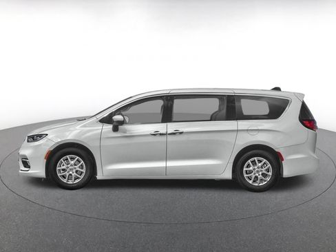 Used 2024 Chrysler Pacifica Touring-L FWD image 3