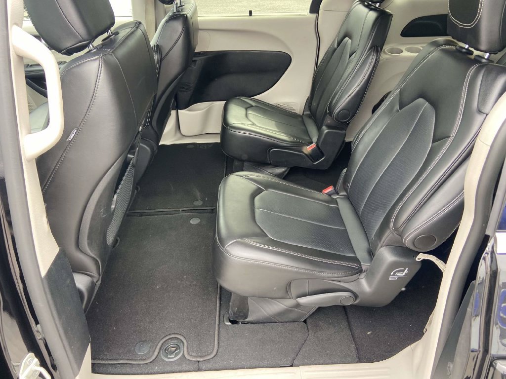 Used 2024 Chrysler Pacifica Touring-L FWD image 16