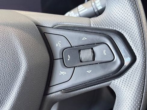 Used 2025 Chevrolet Trax LT FWD image 17