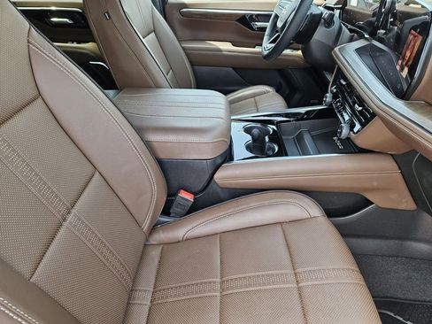 Used 2025 Chevrolet Suburban High Country AWD/4WD image 19