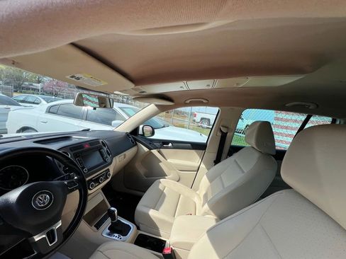 Used 2011 Volkswagen Tiguan S image 11