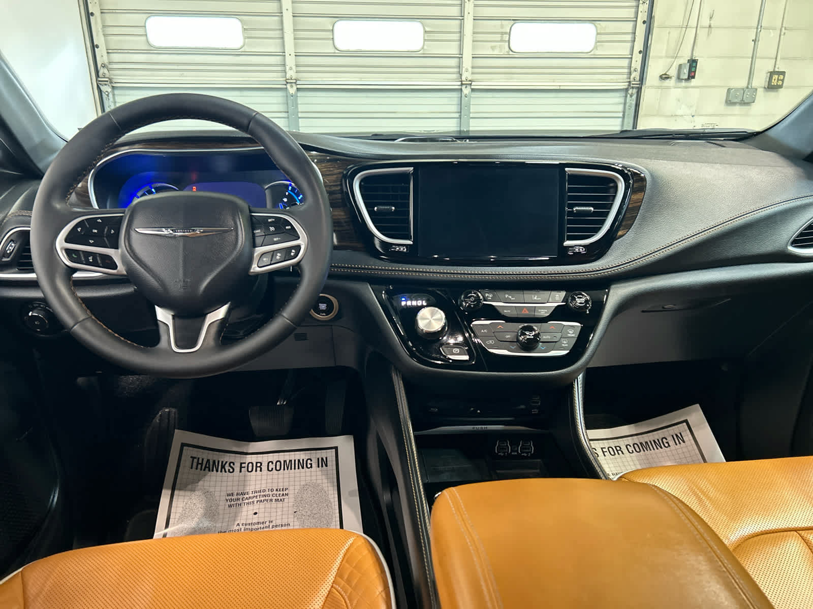 Used 2023 Chrysler Pacifica Pinnacle FWD image 9