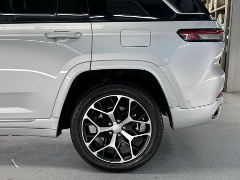 Used 2023 Jeep Grand Cherokee Summit AWD/4WD image 6