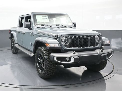 Used 2025 Jeep Gladiator Sport AWD/4WD image 9