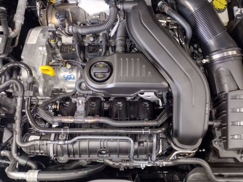 New 2026 Volkswagen Taos SE image 6