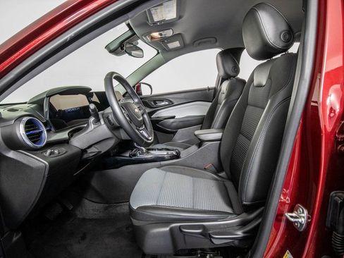 Used 2025 Chevrolet Trax LT w/ LT Convenience Package image 9