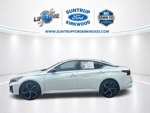 Used 2023 Nissan Altima 2.5 SR w/ SR Premium Package FWD image 2