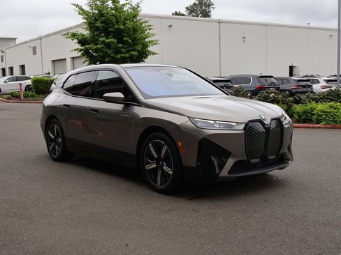 Certified 2023 BMW iX xDrive50 w/ Premium Package AWD/4WD image 4