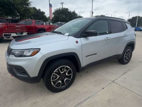 Used 2025 Jeep Compass Trailhawk w/ Trailer Tow Group AWD/4WD image 4