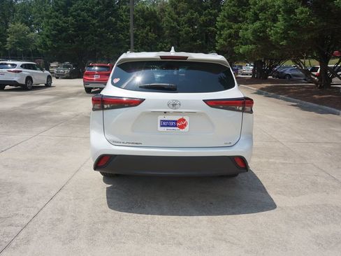 Used 2022 Toyota Highlander XLE FWD image 24