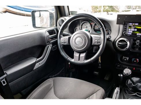 Used 2016 Jeep Wrangler Unlimited Rubicon w/ Connectivity Group image 13