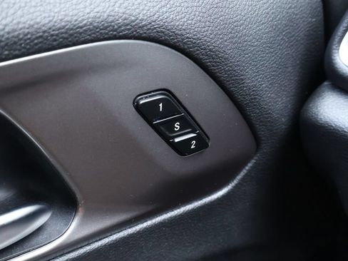Used 2025 Chrysler Pacifica Select FWD image 36
