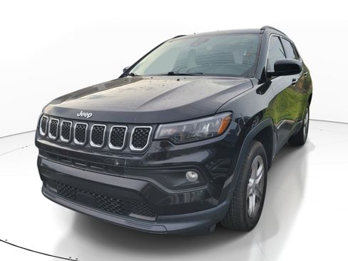 Used 2023 Jeep Compass Latitude AWD/4WD image 3
