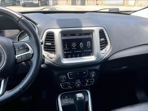 Used 2018 Jeep Compass Latitude w/ Popular Equipment Group FWD image 9