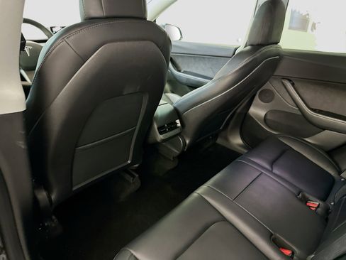 Used 2021 Tesla Model Y Long Range AWD/4WD image 29