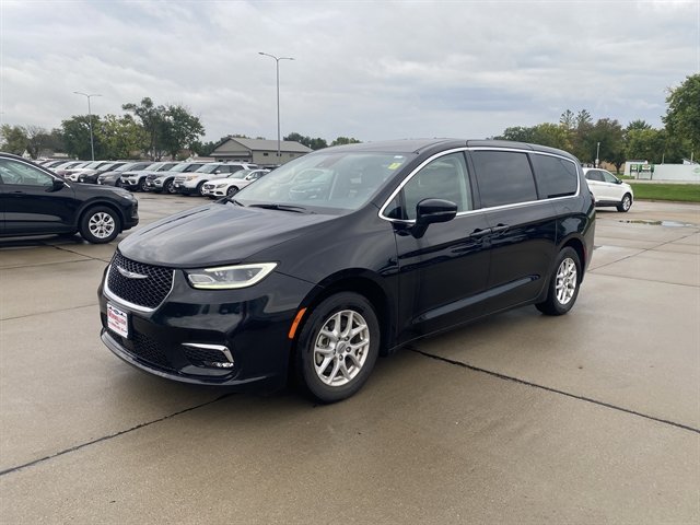 Used 2024 Chrysler Pacifica Touring-L FWD image 1