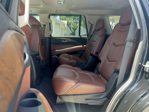 Used 2015 Cadillac Escalade Luxury AWD/4WD image 25