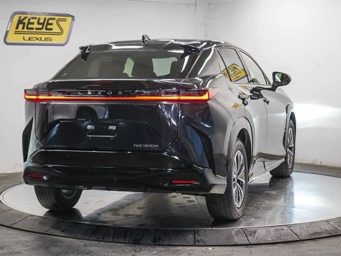 Used 2025 Lexus RZ 300e image 4